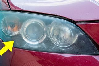 Ve kterých případech je mlžení světlometů normální, a kdy jde o výrobní vadu, kterou lze reklamovat?